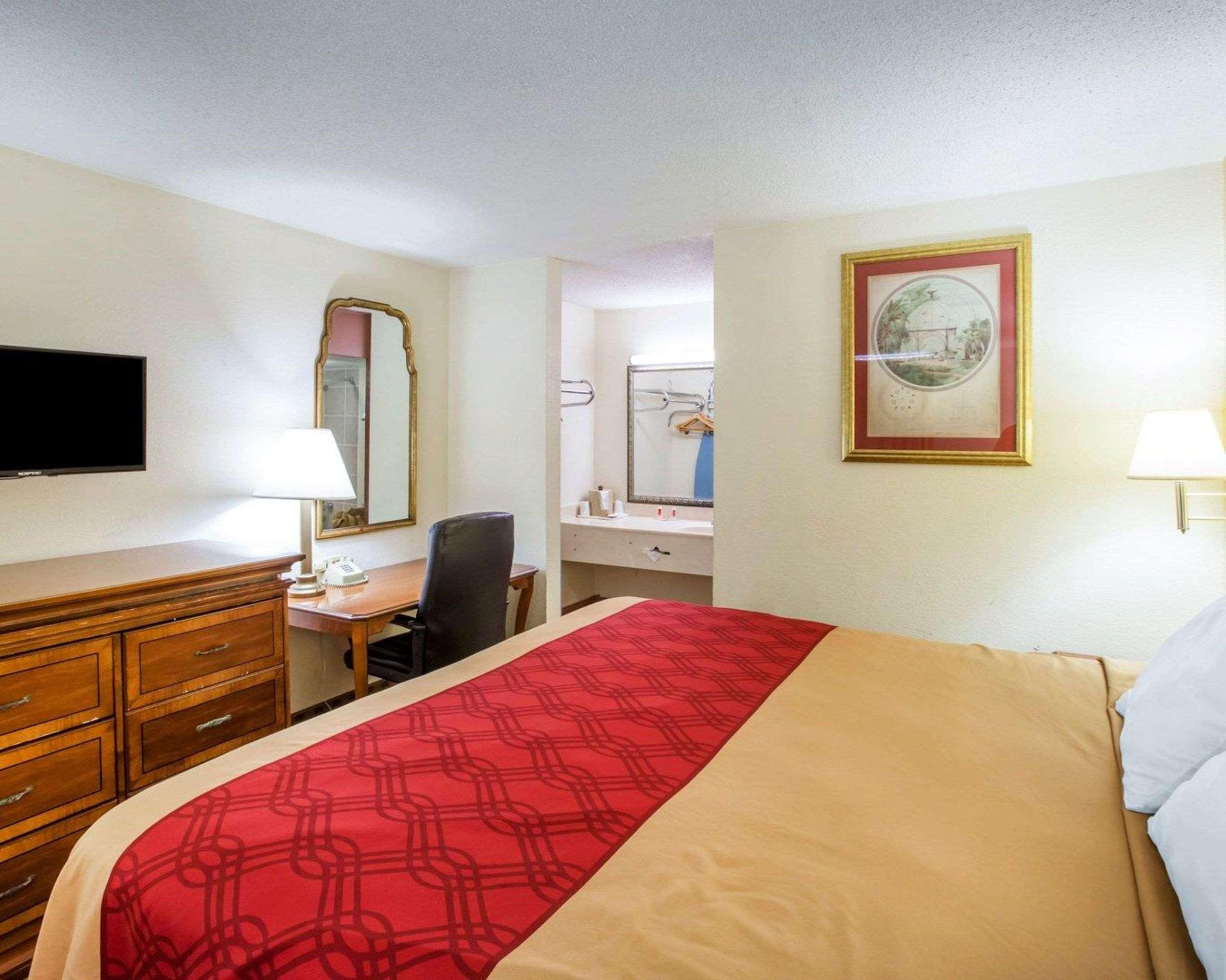 Econo Lodge Inn & Suites Macon Exterior photo
