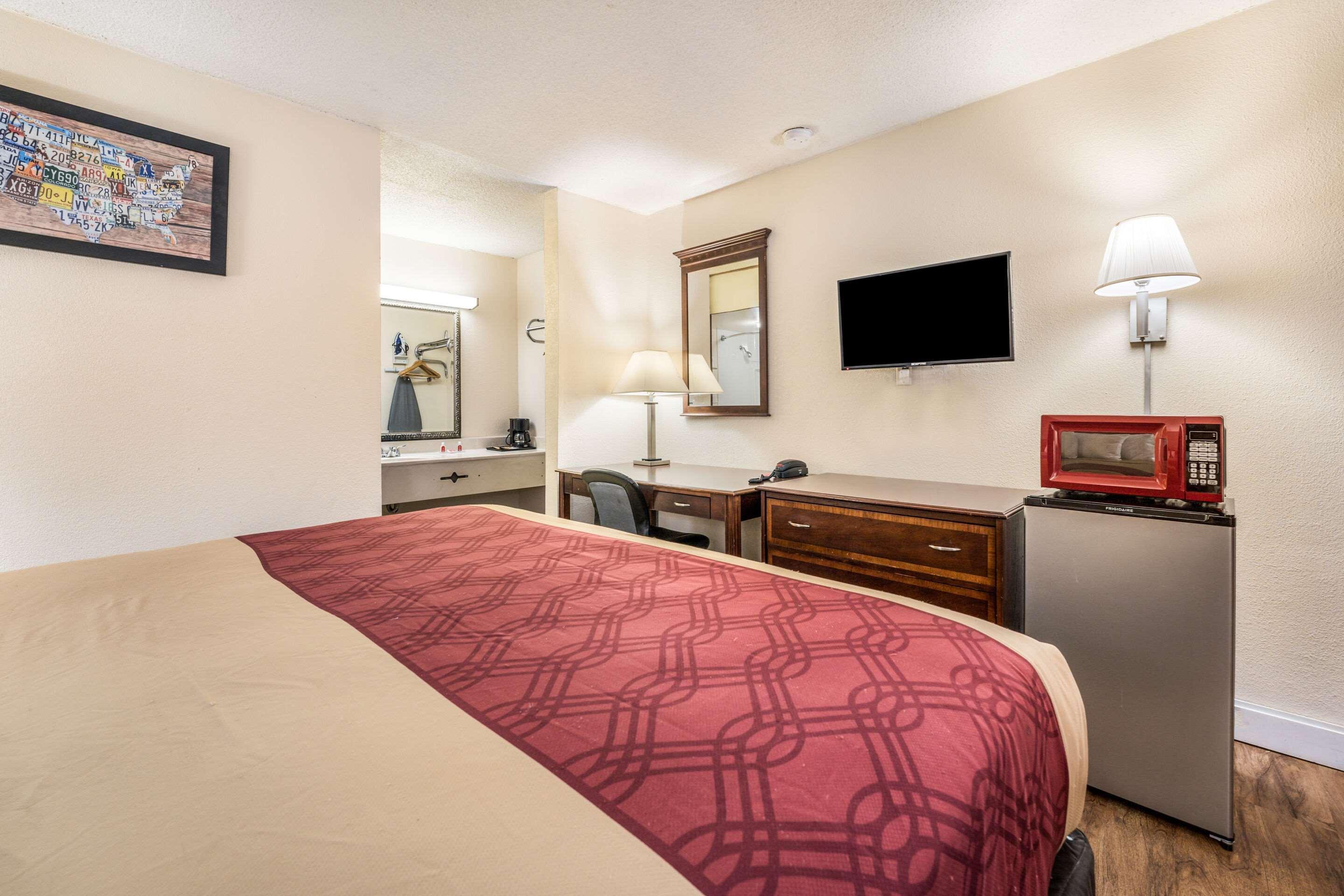 Econo Lodge Inn & Suites Macon Exterior photo