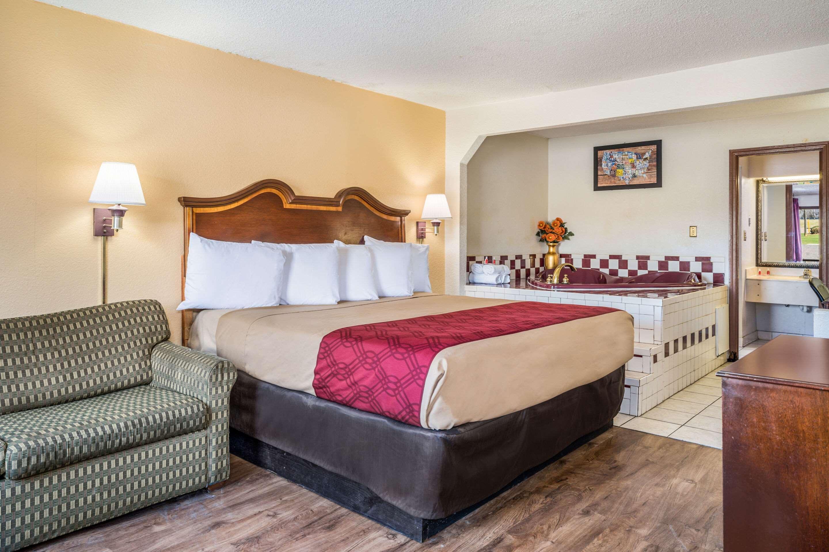 Econo Lodge Inn & Suites Macon Exterior photo