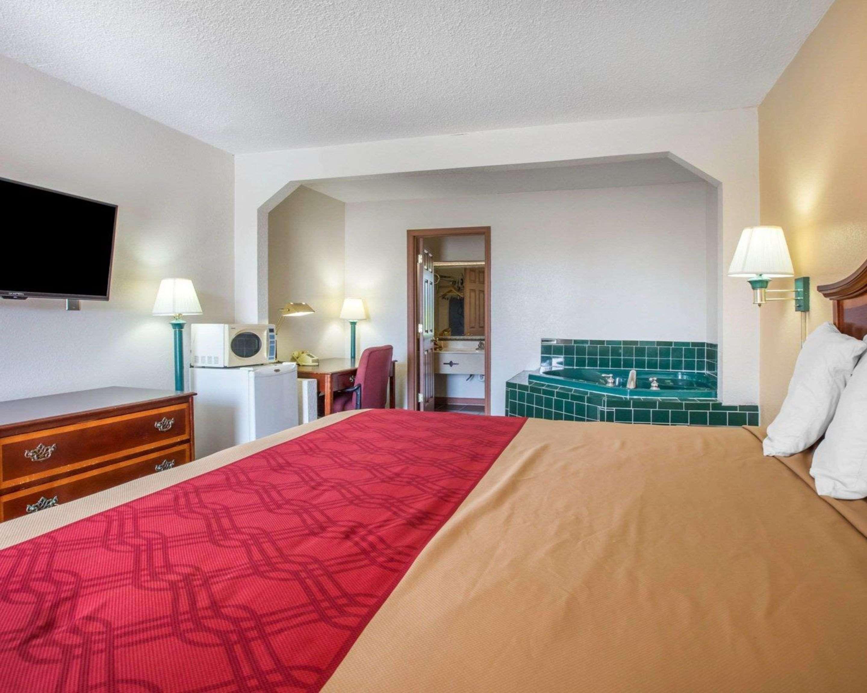 Econo Lodge Inn & Suites Macon Exterior photo