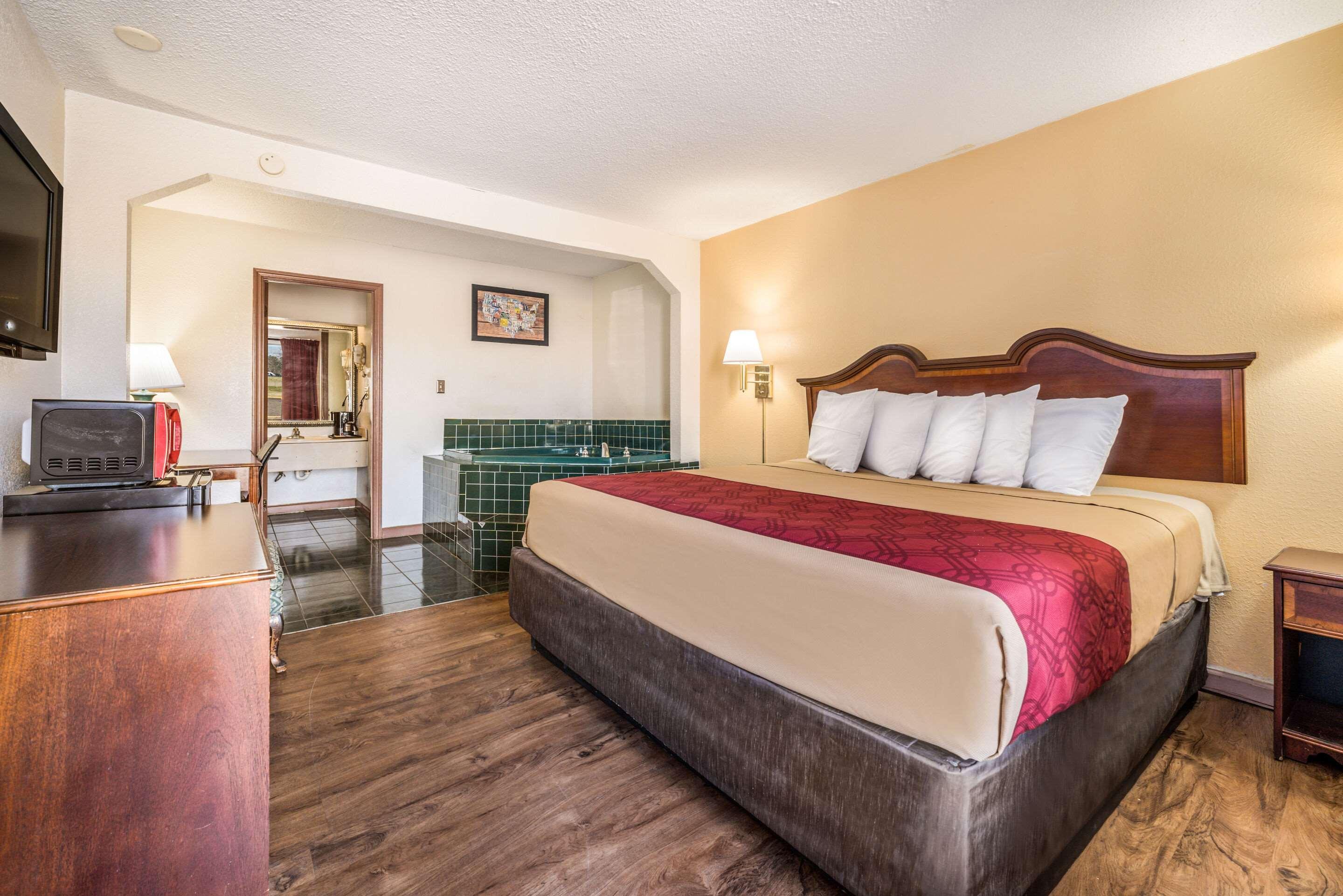 Econo Lodge Inn & Suites Macon Exterior photo